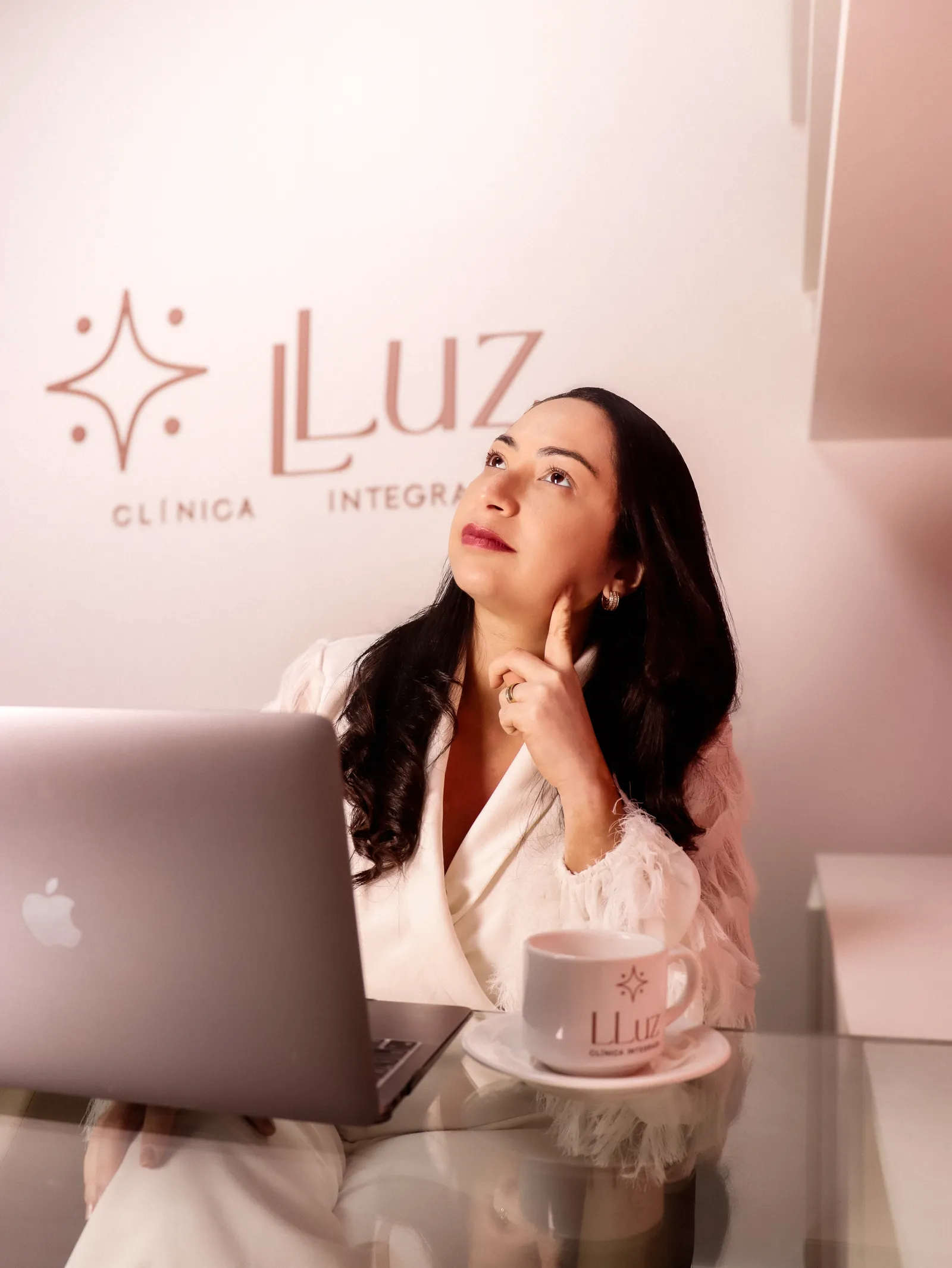 Dra. Síntique Priscila Alves Lopes em consultório